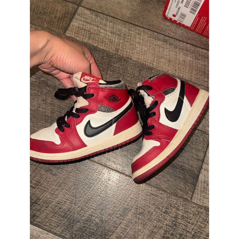Air Jordan 1 Retro High OG 'Chicago Lost & Found' Kids 8C Sneakers